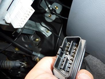 OBDⅡアダプタも小物入れから落とし、邪魔にならないようにして、下から出します。