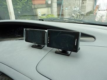 ダッシュボード取り付け用ブランケットに本体を戻します。