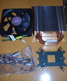 右上から時計回りに、ヒートシンク、バックパネル、ねじ等、ファンとなります