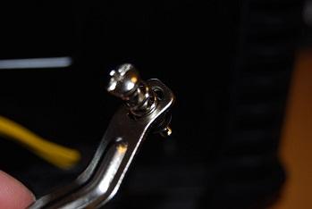 準備としてねじ固定の足を、LGA1155用(真ん中)にセットします。