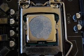 リテールクーラーをはずすとグリスが残っています。