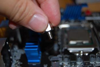 マザボードにバックパネルを取り付けるねじをつけます