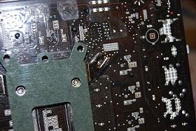 マザボの裏側にバックパネルをつけます