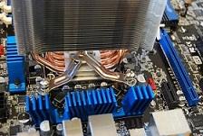 足をヒートパイプの間を通してから、マザボに設置