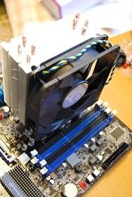 マザボの大きさと比べるとこんな感じ