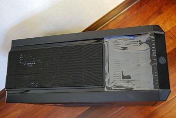 上(右が前面になります。ビニールで保護してあるところは小物置き場)