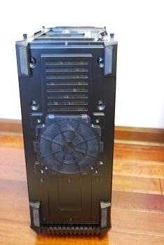 底面(上が背面。上1/3が電源置き場になるので、そこへはスリットからの空気で冷却するっぽい)