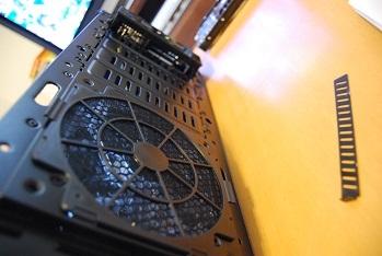 フロントパネルをはずすと、前面のファンが見える