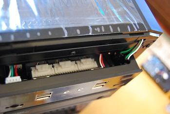 前面の上部には、USB2.0×4、温度メーター、ファンコントローラー、音声出力、HDD LED、リセットボタンが仕込まれている