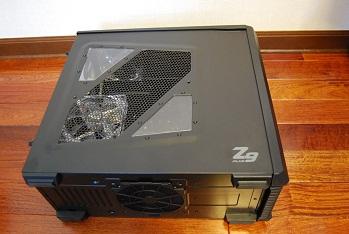 左側面。クリアーパネル2枚と、真ん中に斜めになっているところは、メッシュ使用です。埃、入らないかなぁ。。。あと、最初はココにファンが付いています。