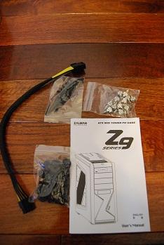 付属品として、取扱説明書、ビスの入った袋×3、8ピン電源延長ケーブルが入っています