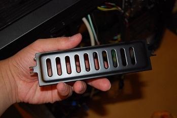 フタ(パネル?)を切り取ります