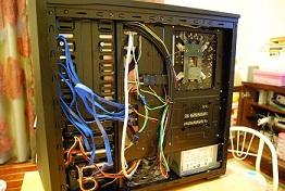 右パネルを開けたところ。裏配線です