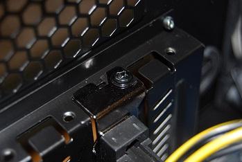 最初は説明書どおりのねじで留めました