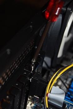 この際、フレームとドライバが干渉し、留めにくいです(ドライバーが斜めってしまう)