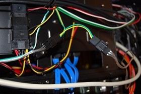 これが、ファンコントローラーにつながるケーブル