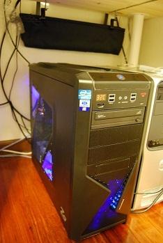 こんな感じで、前面のZと左側面からLEDの光がこぼれます