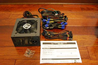 内容物は本体、各種ケーブル、マニュアル、ACケーブル、取り付けねじです