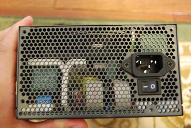 電源ケーブルサイド:お尻