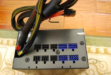 初めてのプラグインです。こうなっているんですね~。ケーブルは3種類ですが、口は2種類です