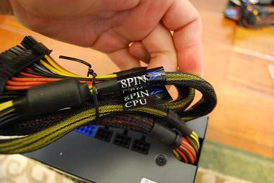 各ケーブルにはタグをつけてあるので、わかりやすいですね