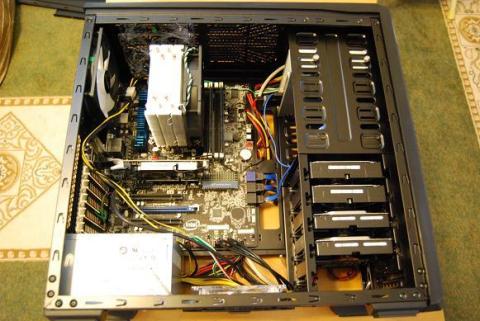 左下が電源ユニットです