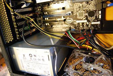 底面に設置したファンとのスペースには余裕があります