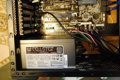 設置。光っているけれども、電源ユニットは黒です!