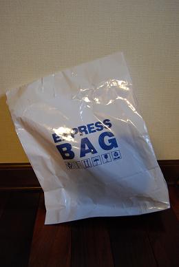 商品はサガワBAGに入ってきました。相変わらずのS社クオリティ。。。