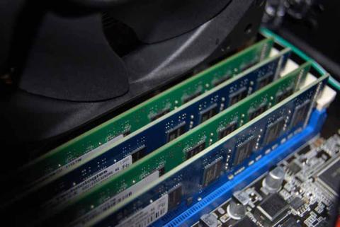 もともとのメモリも戻す。4枚で12GB。