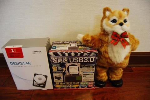 中にはUSB3.0対応クレードルとHDD1TBが同梱。(前の企画では2TBだったけど、タイの洪水でHDD供給不足&高騰の影響?)