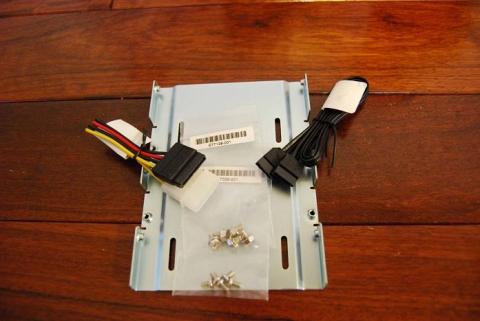 SSD用のマウントなども同梱。