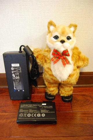 電源アダプター、バッテリーはこんな大きさ。デカイ!電源アダプターはまるで弁当箱!