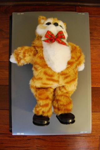 PC本体とネコ吉。PCもデカイ!