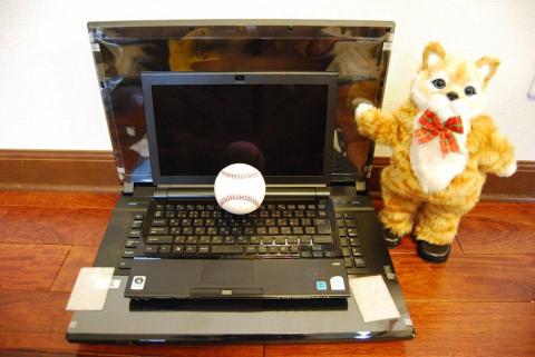 PCとVAIOと野球のボール。PCのでかさが引き立つ。モニタは17.3インチ フルHD(1920×1080)対応光沢カラー液晶となっている。視認性も高く、目も疲れにくいように思う。ワイド型なので、マルチタスクにも対応しやすく、作業中はこの大きさのありがたさを強く感じる。