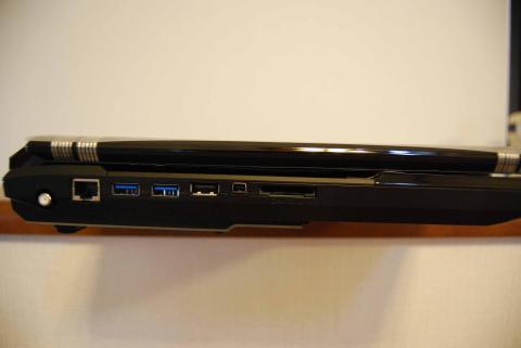 PC左側面。奥からLAN端子、USB3.0が2つ、USB2.0、IEEE1394a(4ピン)、SDカードスロット。潤沢です。