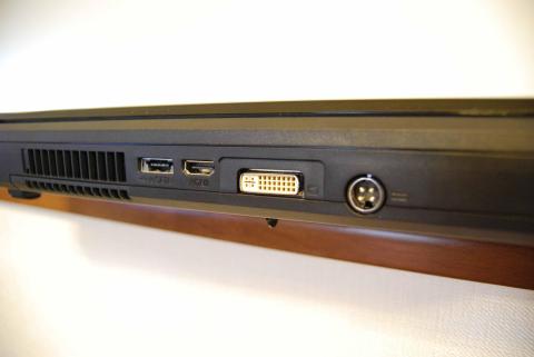 背面。左からeSATAポート/USB2.0コンパチブルコネクタ、HDMI、ディスプレイ出力(DVI)、電源ケーブル差込口。