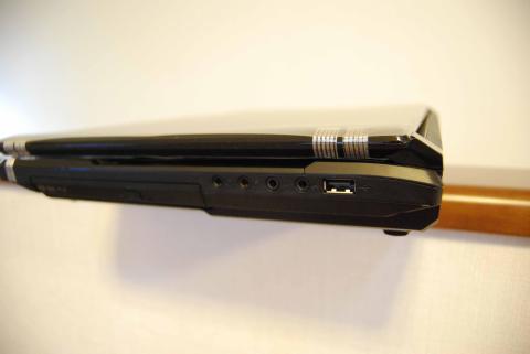 PC右面。左からヘッドフォンスピーカ出力、マイク入力、ライン入力、同軸デジタル出力ピンタイプ、USB3.0。