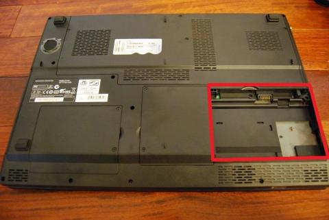 PC底面。赤枠で囲ったところに、バッテリーを入れます。