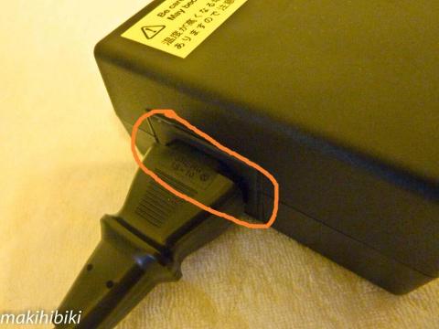 電源アダプターと電源ケーブルの接続が微妙で、、、隙間が・・・これ以上入らない・・・