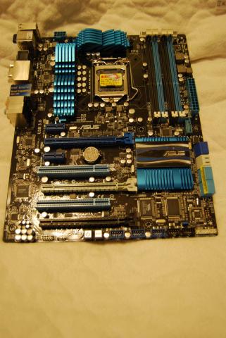 MB全景。Z68チップの上にはASUSのヒートシンクが。ここには保護シールが張ってあり、気遣いが感じられます。