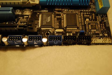 MB下部には、USBソケットが3つ、1394が2つ用意されている。