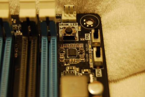 TPUスイッチ:オーバークロック専用の制御チップでこれがONになっていると、自動でOCされます。注意が必要。EPUスイッチ:省電力サポートスイッチとなる。アクティブにOCするときには、ここをOFFにする必要がある。