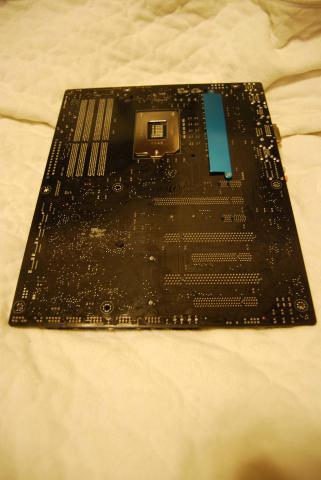 MBの裏面。当たり前だがなんか、、、そっけない。