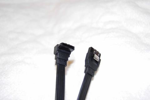 付属のSATA2ケーブル。片側はL字になっている。ラッチ付で使いやすい。これが2本入っている。