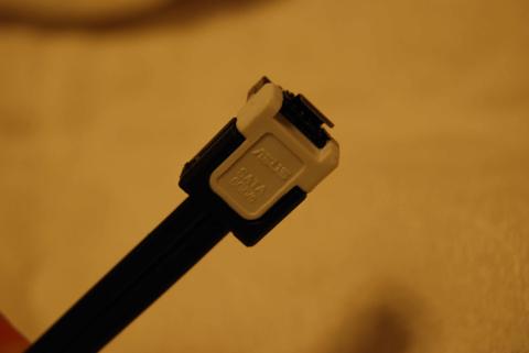 SATA3ケーブルも2本入っている。こっちは白いのでわかりやすい。