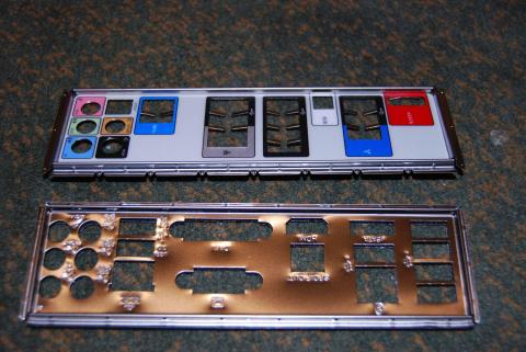 I/Oパネルの違い。上はドクロMB用。個人的には、上が好み。USB3.0と、音声関係のところがわかりやすいので。