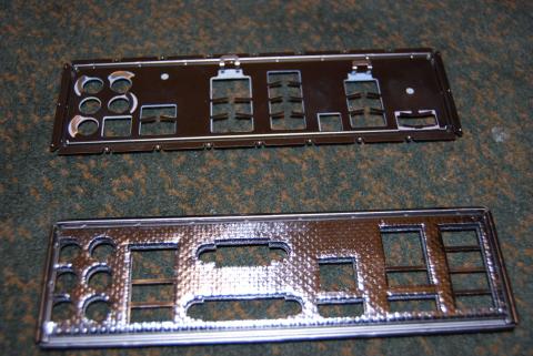 I/Oパネル裏面。裏面はASUSが好み!