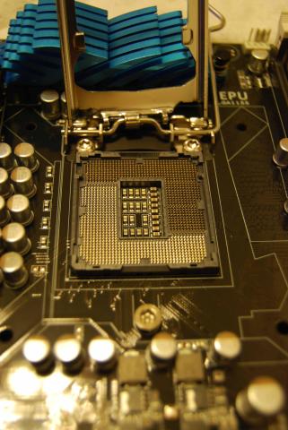 CPUカバーをはずしたところ。このピンに触れるのも厳禁。押し倒すなんて、もっとだめ。