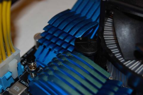 ヒートシンクとCPUクーラーの設置ピンがかなり近い。干渉はしないけれど、設置するときは、かなりつらい・・・